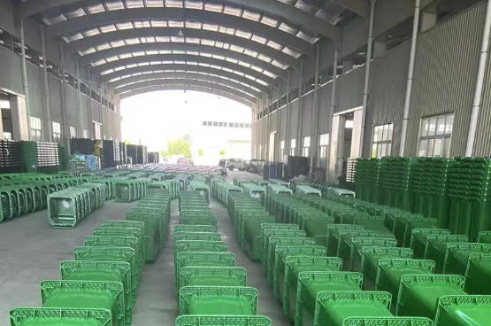 我厂一批240升塑料垃圾桶送往山东青岛市市北区